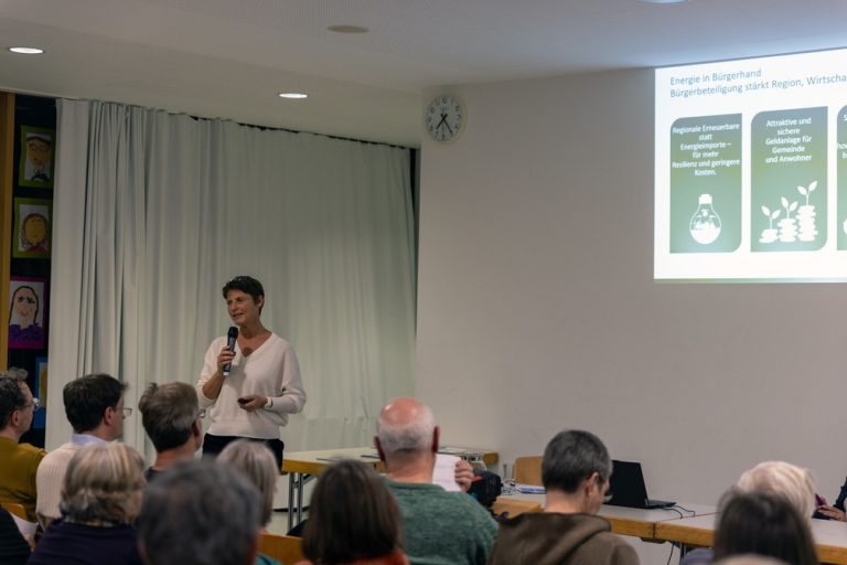 EGF-Vorständin Barbara von der Ropp informiert über die Bürgerbeteiligung für der Bürgerenergieprojekt Windkraft Forstenrieder Park