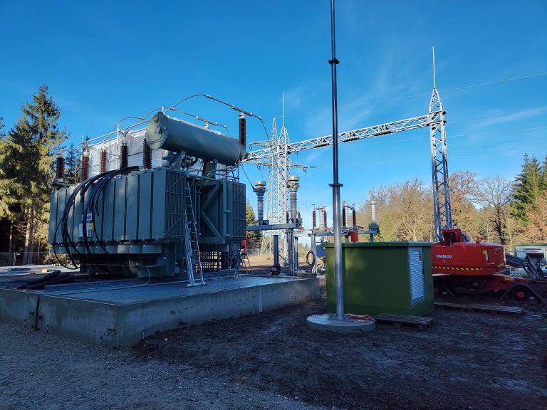 Die Betriebsgebäude sowie der erste Transformator für das Umspannwerk im Forstenrieder Park sind aufgestellt.