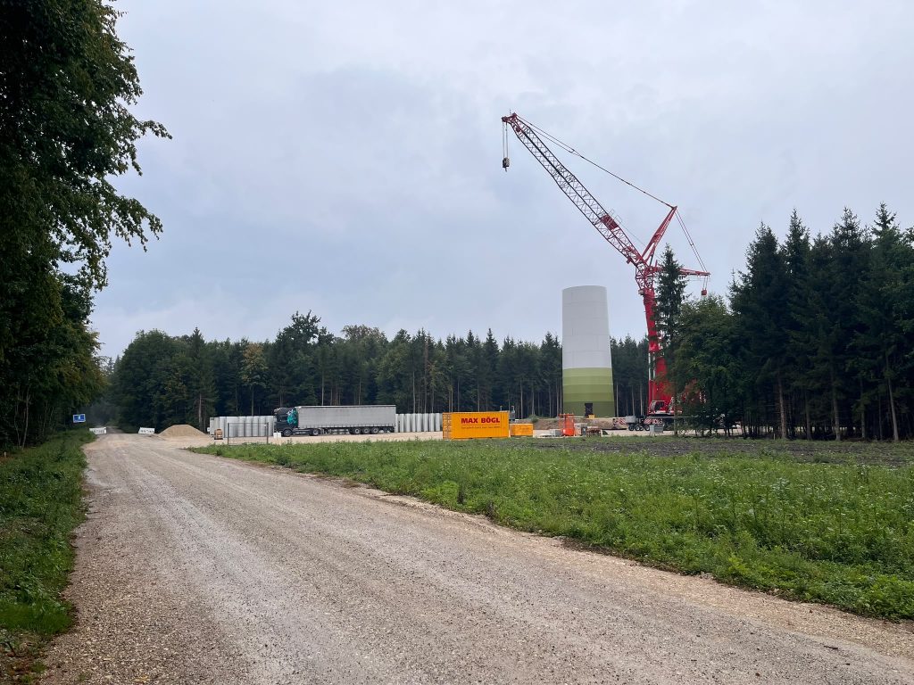 Mit der Anlieferung der Turmringe startet der Turmbau.