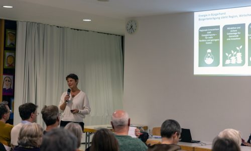 EGF-Vorständin Barbara von der Ropp informiert über die Bürgerbeteiligung für der Bürgerenergieprojekt Windkraft Forstenrieder Park