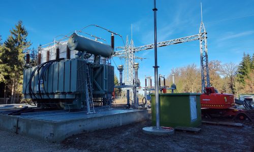 Die Betriebsgebäude sowie der erste Transformator für das Umspannwerk im Forstenrieder Park sind aufgestellt.